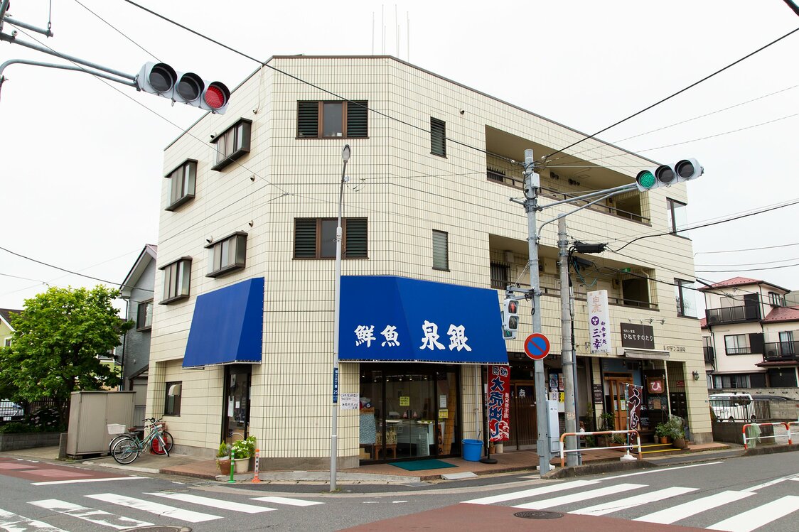 泉銀があるのは、東京メトロ「浦安」駅から徒歩10分強の住宅街