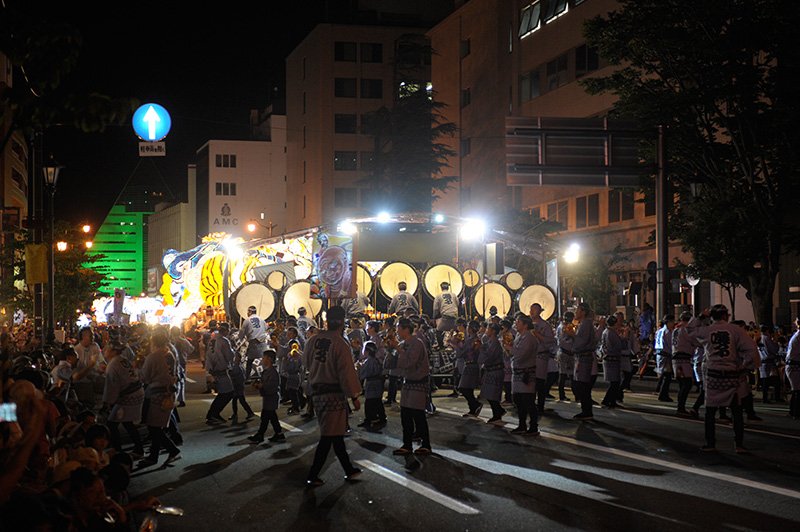 外国人が見た！ねぶた祭が生み出す熱気の渦