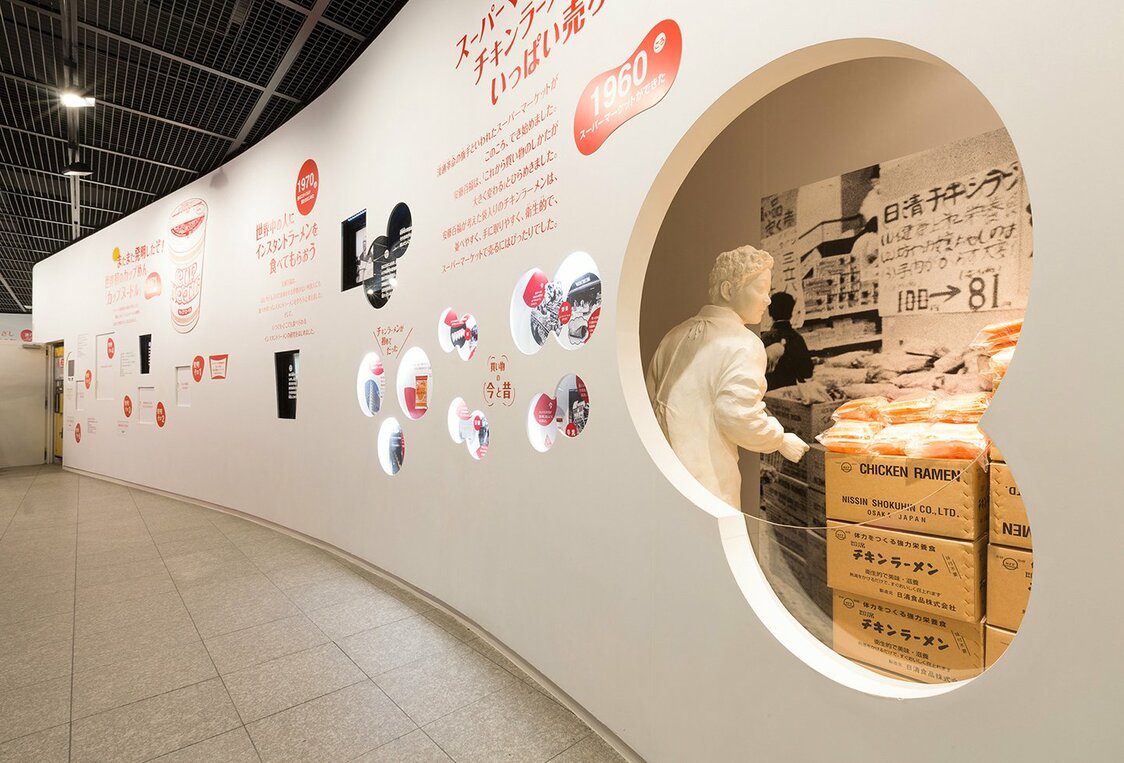 チキンラーメンが空前のヒットとなる過程を紹介するパネル。1日400食の製造から始まり、5年後に年商43億円までに成長したという