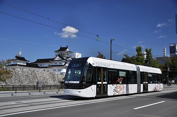 El sistema de tren ligero Centram fue introducido en la ciudad de Toyama a partir de diciembre de 2009 para crear una red de transporte público conveniente para las personas y respetuoso con el medio ambiente. (Foto: Ciudad de Toyama)