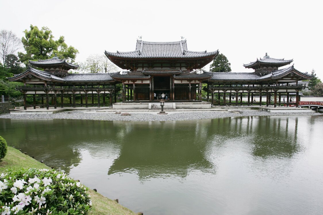 El pabellón Hō’ōdō del templo Byōdōin, construcción representativa de lo que fuera el pabellón de Amida, construido en el periodo Heian. (Ciudad de Uji, prefectura de Kioto. 2006, Jiji)
