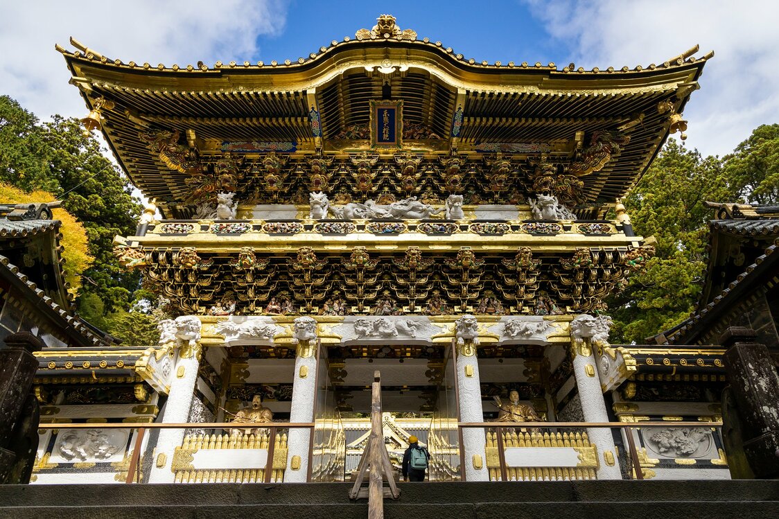 La puerta Yōmei, también conocida como puerta del Crepúsculo, es tan bonita que es imposible cansarse de mirarla. Recordamos que está en obras desde principios de diciembre de 2021 hasta finales de marzo de 2022. (Imagen de la redacción de nippon.com)