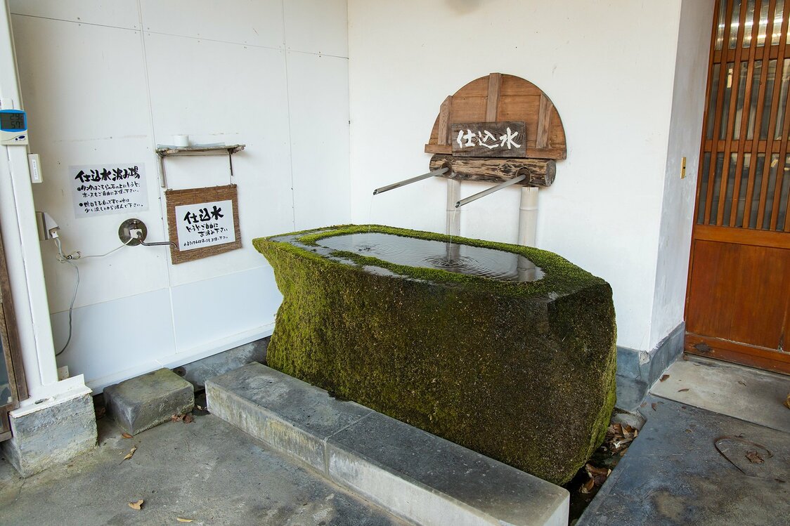 仁井田本家の酒は、山の湧き水と自社田近くの井戸水を使う天然水100パーセント。酒蔵の前では仕込み水を飲むことができる