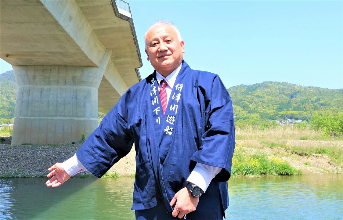29歳の時に新聞記者を辞めて船頭の世界に飛び込んだ豊田さん。「自分が入る少し前（1993年）に、船頭採用が世襲制から一般公募に変わった。3年間の厳しい修業を辛抱して一人前の船頭になれば、勤務日は自由で副業も起業もOK。働き方改革の最先端を行っているので、若い人にどんどん来て欲しい」とPRする。撮影：天野久樹