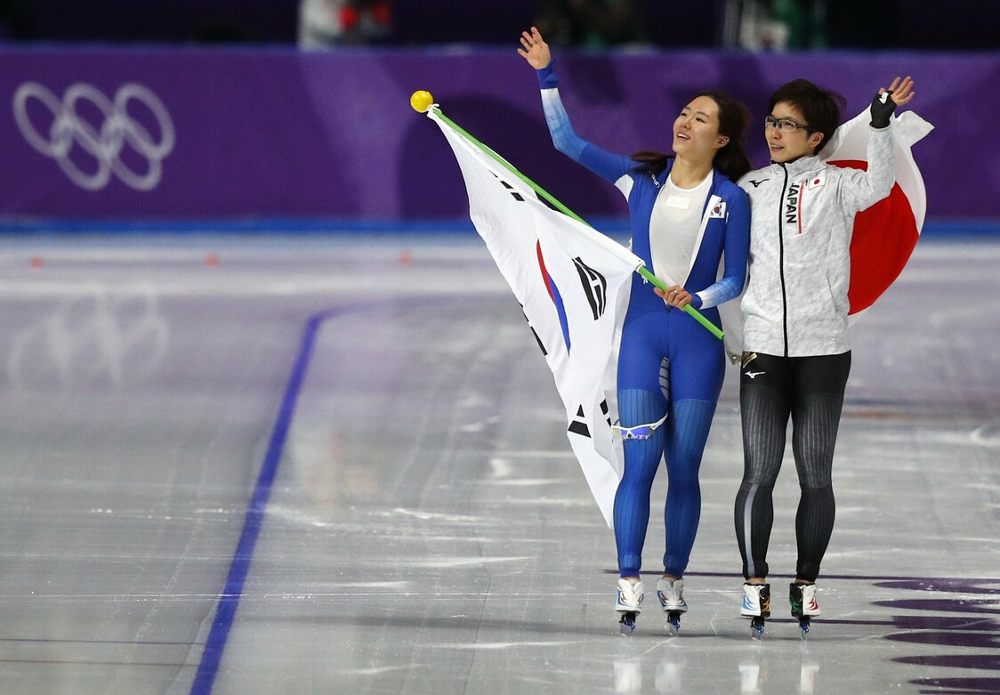 La medallista de oro Kodaira Nao y la medallista de plata Lee Sang-hwa. (Reuters)