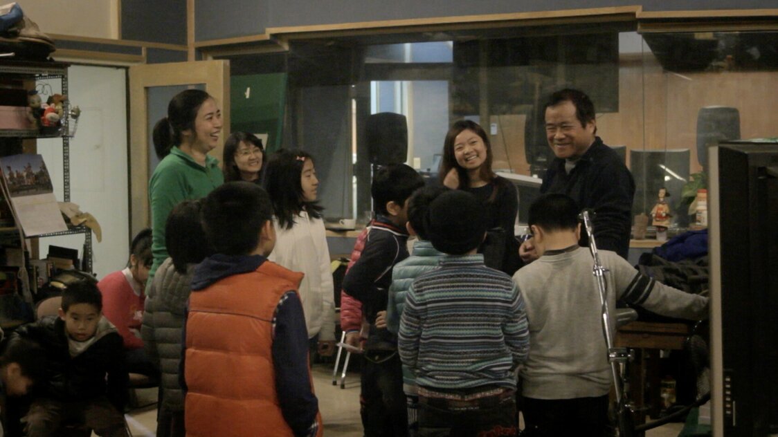 スタジオを見学する子供たち　©Wan-Jo Wang