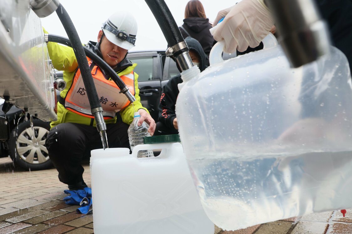 能登半島地震　石川県志賀町での応急給水の様子（2024年1月15日）（時事）