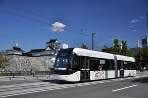 La ville de Toyama s’est dotée d’un réseau de tramway, le Centram, en service depuis le mois de décembre 2009. Ce réseau de transports publics est à la fois convivial et respectueux de l’environnement (photo Ville de Toyama).
