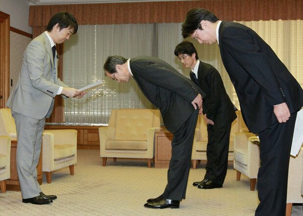「週刊朝日」に掲載された大阪市の橋下徹市長(左端)に関する記事について検証した報告書を手渡し、謝罪する朝日新聞出版の篠崎充社長代行(左から2人目)ら=2012年11月12日午後、大阪市北区