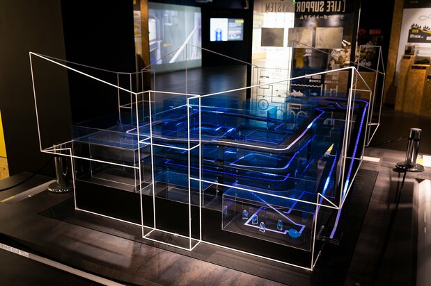館内に展示してあった建物の構造模型。青い光が導線で、右端のエスカレーターを上ってから、らせん状のスロープを下る見学ルートがよく分かる