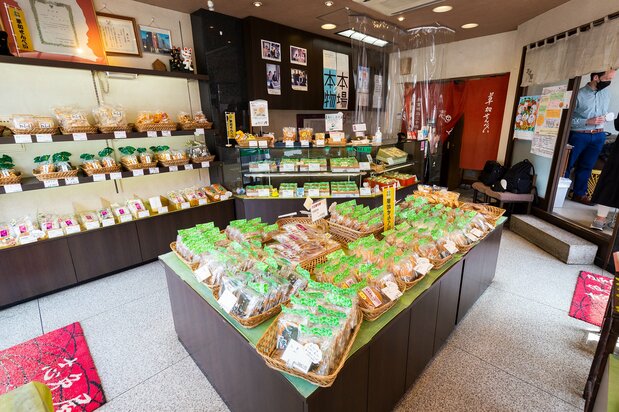 志免屋内摆放着种类丰富的商品,除主打商品“特选坚烧煎饼”外,还有添加芝麻、虾干或带海苔的煎饼,以及咸味米饼