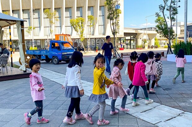 先生と一緒に潮州鉄道園区を見学にきていた小学生たち