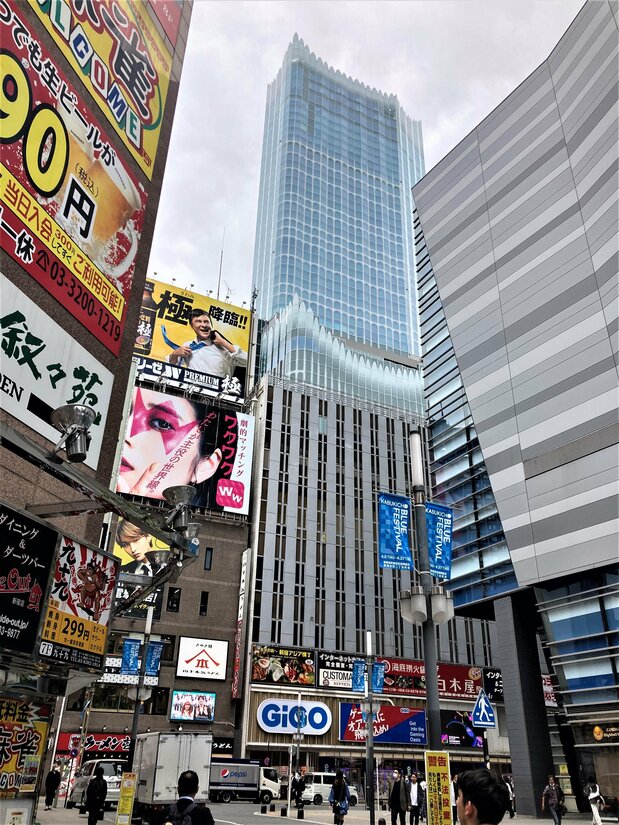 高耸于商住混用楼群之中的“东急歌舞伎町塔”。从西武新宿站步行1分钟,从JR新宿站步行7分钟即可到达。另有机场大巴站点,直接可以往来于羽田和成田机场(图片:nippon.com 日本网 编辑部)