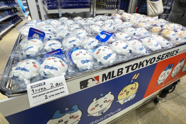 Productos de Chiikawa en colaboración con las Grandes Ligas de Béisbol durante la celebración del partido de apertura en Tokio. Tokyo Sky Tree Town, 7 de marzo de 2025. (Kazuki Oishi / Sipa USA via Reuters Connect)