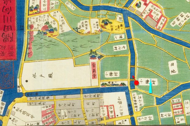 尾張屋版『江戸切絵図』(1856年刊、国会図書館蔵)の「安政新刷 隅田川向島絵図」より、北を上にして浅草・吾妻橋(左下)から小梅村付近を切り抜いた。広重の望んでいる方向を赤い矢印、現在のスカイツリーを水色で示した。曳舟川は北に向かって描かれるが、実際には北東(右上)に向かっている