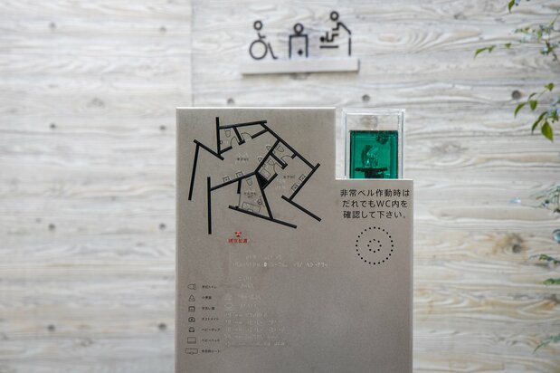 从指示牌上就能看出周到细致的设计。应急灯也安装在显眼的位置,令人放心