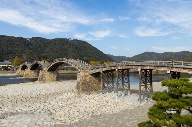 从锦川东岸拍摄的锦带桥。岩国城堡伫立在远方的横山山顶上