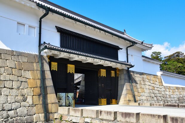 二条城の東大手門。現存する門は1663(寛文3)年に修築された2階建ての櫓門だが、後水尾天皇の行幸時は現在と違った姿だった。PIXTA