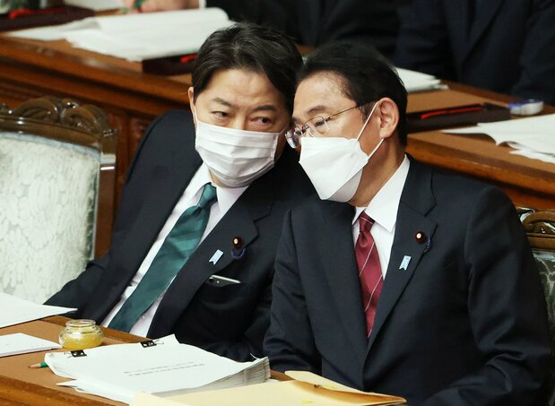 衆院本会議で話をする岸田文雄首相(右)と林芳正外相=2021年12月6日、国会内(時事)