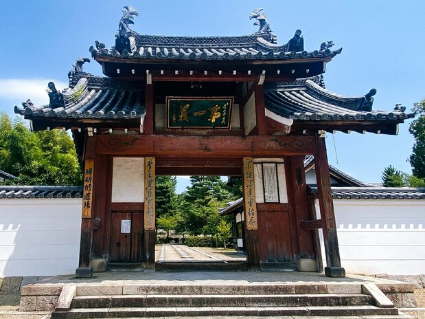 黄檗宗大本⼭万福寺入口