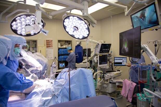 El sistema Mako funcionando durante la operación. Cuando el doctor Matsubara (izquierda de la fotografía) pone en marcha la lima, el extremo frontal empieza a girar y va raspando el hueso. La parte que debe limarse aparece marcada en verde en el monitor de la derecha. Si el limado es correcto, la imagen se pone blanca. Si se lima demasiado, se pone roja. Si el error excede los 2 milímetros, la lima se detiene automáticamente.