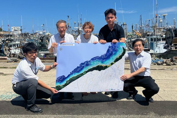 石川さん(中央)と海の地図プロジェクトの面々 写真提供:日本水路協会