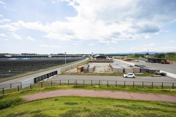 The vast FLAM site seen from a nearby hill. (© Nippon.com)