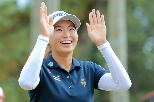 今季最終戦を2位で終えた渋野日向子選手。賞金女王は逃したが最後まで笑顔＝12月1日、宮崎カントリークラブ（時事）