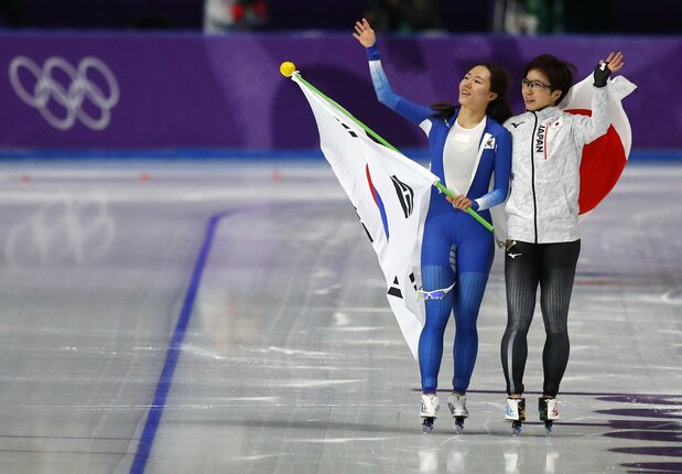 金メダルの小平奈緒と銀メダル李相花(ロイター)