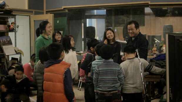 スタジオを見学する子供たち ©Wan-Jo Wang