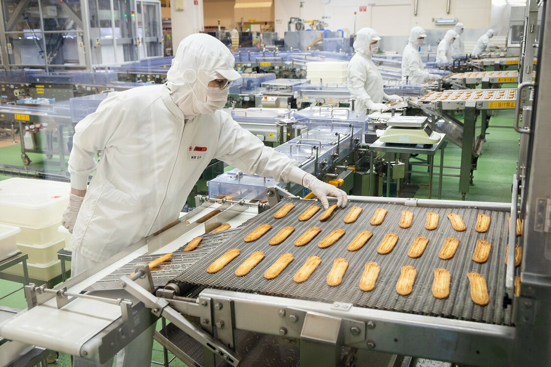 Le processus final est contrôlé manuellement. Les biscuits non-conformes ou cassés sont vendus en « sacs discount ».
