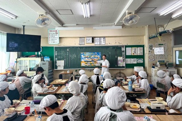 孩子们学习大米从种植到走上学校餐桌的全过程（图片：学校给食历史馆）
