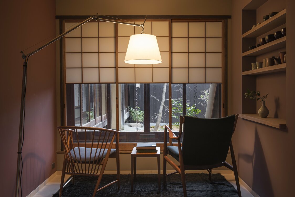 Le salon de la résidence des artistes incarne l’esthétique minimaliste de Fumie et Elmar.