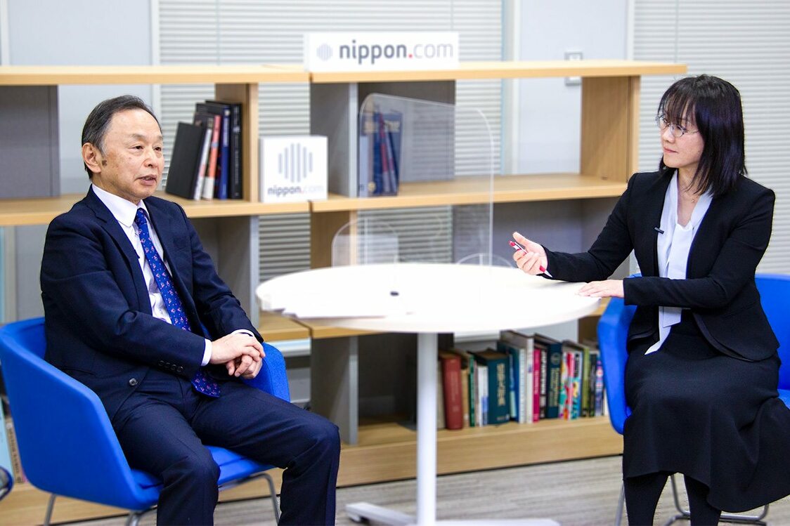 国分氏（左）と聞き手の小嶋華津子・慶應義塾大学教授