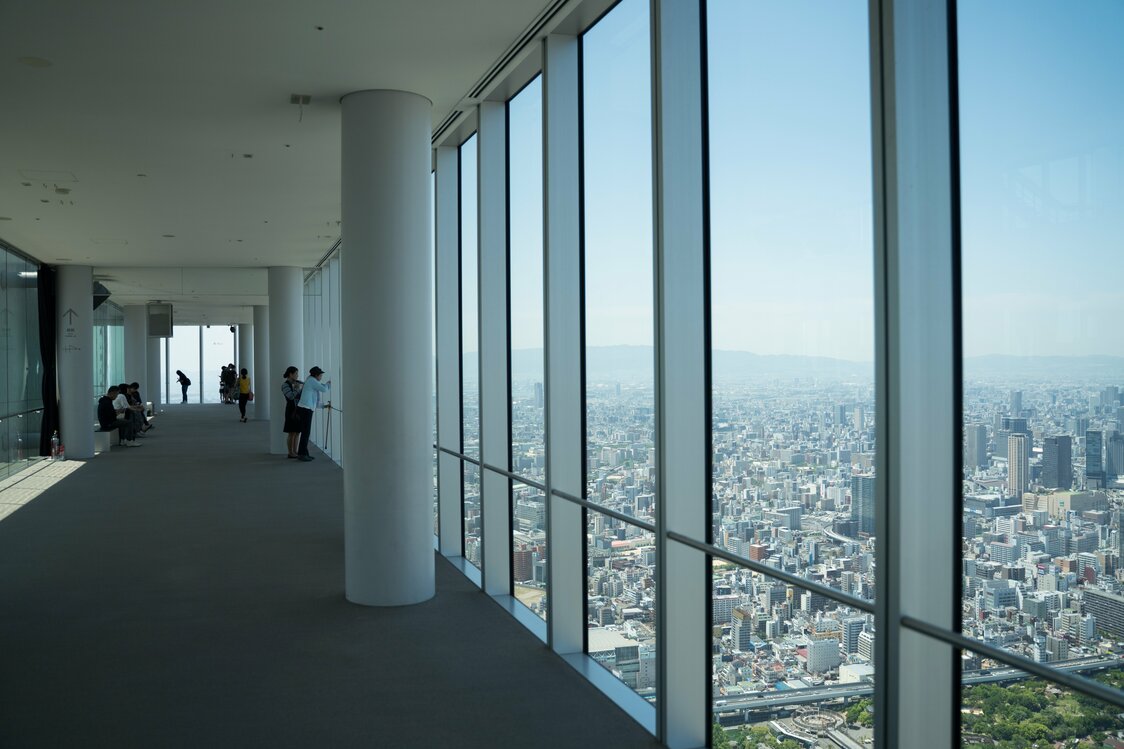 60階の広々とした回廊は、側壁全面がガラス張りで空中を散歩しているよう