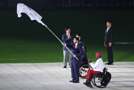閉会式で、大会旗を受け取る２０３０年ドーハ大会組織委員会のブアイナインＣＥＯ（中央手前）＝２４日、愛知・パロマ瑞穂スタジアム