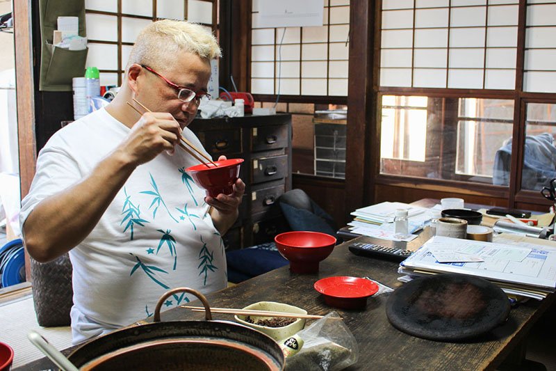 Una escena familiar para los aprendices residentes: Yamaga cenando en Shinjuan, donde residió por un tiempo.