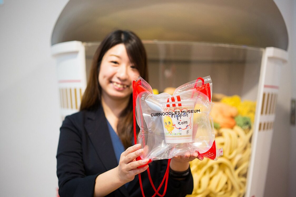 梱包（こんぽう）用のエアパッケージに空気を入れれば完成。写真撮影にご協力くださったのは、日清食品ホールディングス広報の佐藤瞳さん