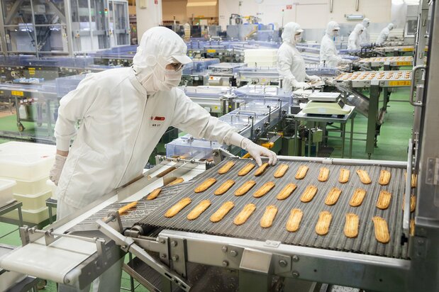 Le processus final est contrôlé manuellement. Les biscuits non-conformes ou cassés sont vendus en « sacs discount ».