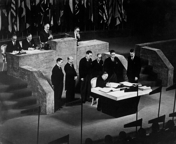 签订《旧金山和约》仪式上,日本首席全权代表吉田茂首相在署名(1951年9月8日于美国・旧金山,时事社)