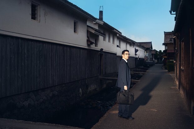 映画『遥かな町へ』は鳥取県倉吉市を中心に撮影。玉川沿いに続く白壁の土蔵が美しい　©︎2026 映画「遥かな町へ」BARCOS