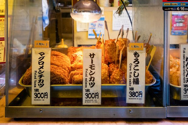 味の浜藤ではもろこし揚げのほか、マグロメンチカツやサーモンカツなども人気