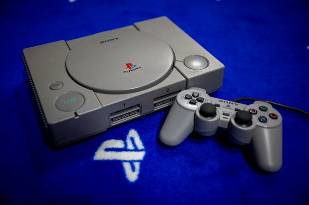 Оригинальная PlayStation 1994 года использовала в качестве носителя новаторский на то время CD-ROM большой емкости (© AFP/Jiji)