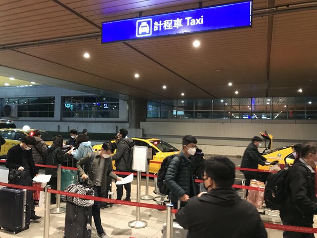 台湾桃園空港の防疫タクシー乗り場 鄭仲嵐撮影