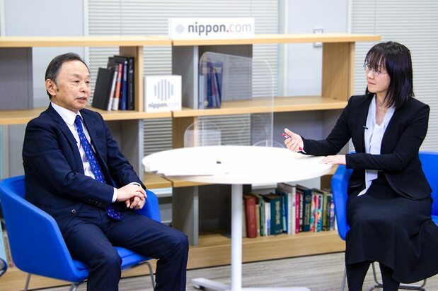 国分氏(左)と聞き手の小嶋華津子・慶應義塾大学教授