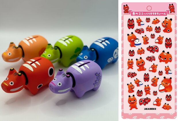Sus productos estrella: la segunda serie de huchas de akabeko de colores y calcomanías brillantes y tridimensionales. Meisei Kikaku.