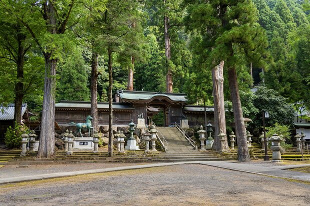 The air of the sacred grounds is appropriately peaceful. (© Nippon.com)