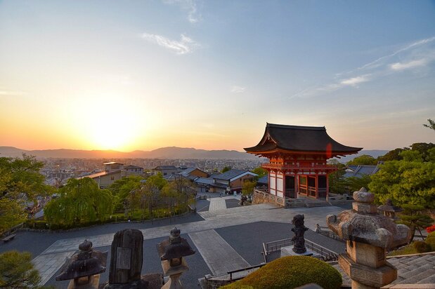 Sun sets on the Niōmon overlooking Kyoto. (© Nippon.com)