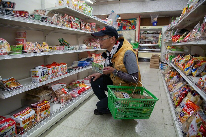 その日に回るルートの客の好みを思い出しつつ、車に積む商品を選ぶ
