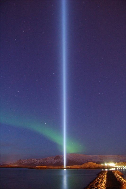 Imagine Peace Tower, una obra construida en Reukjavík, Islandia (cortesía de http://imaginepeacetower.com/)